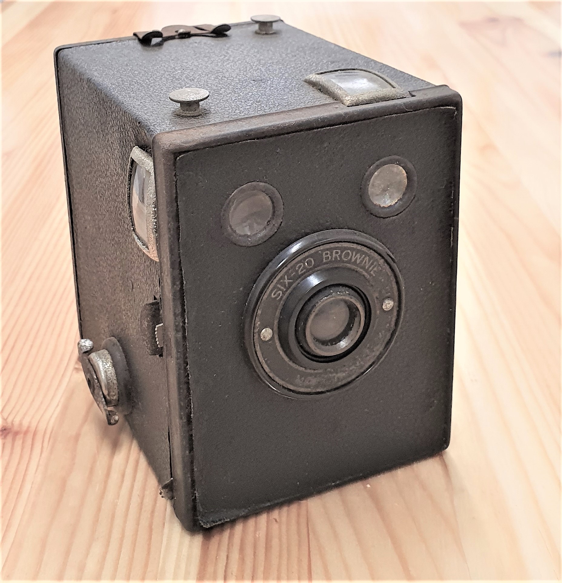 מצלמת קוביה קודק אנגליה  Kodak six 20 brownie